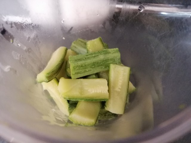 Spaghettoni con zucchine la loro crema i loro fiori fonduta di taleggio e crumble di arachidi