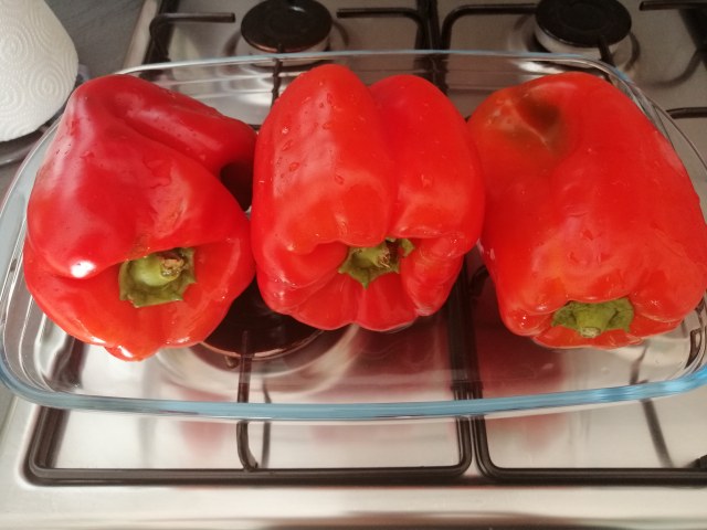 Flan di peperoni rossi con cuore crema e scaglie di Bitto di Valtellina e macchie di pesto