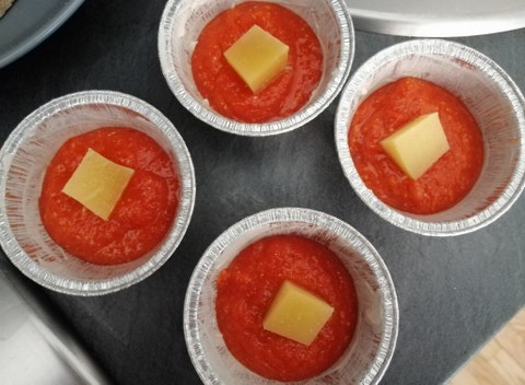 Flan di peperoni rossi con cuore crema e scaglie di Bitto di Valtellina e macchie di pesto