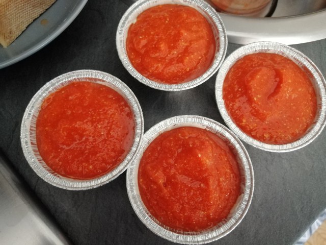 Flan di peperoni rossi con cuore crema e scaglie di Bitto di Valtellina e macchie di pesto