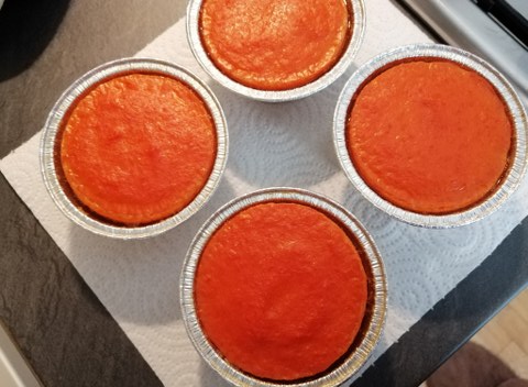 Flan di peperoni rossi con cuore crema e scaglie di Bitto di Valtellina e macchie di pesto