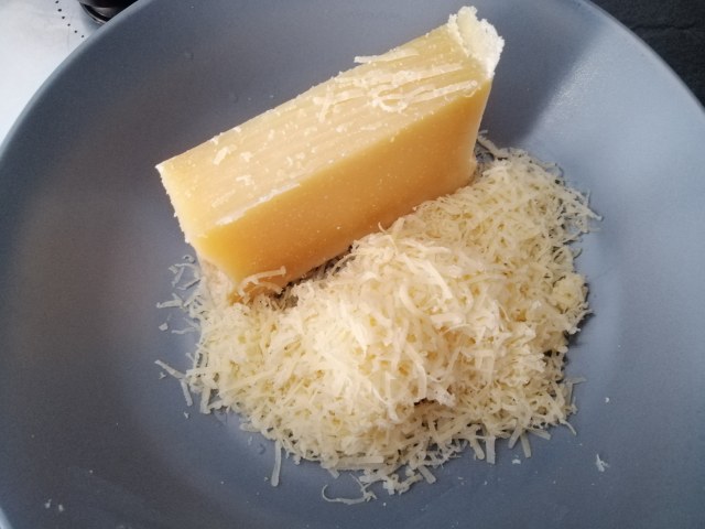 Flan di peperoni rossi con cuore crema e scaglie di Bitto di Valtellina e macchie di pesto