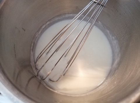 Flan di peperoni rossi con cuore crema e scaglie di Bitto di Valtellina e macchie di pesto