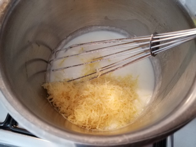 Flan di peperoni rossi con cuore crema e scaglie di Bitto di Valtellina e macchie di pesto