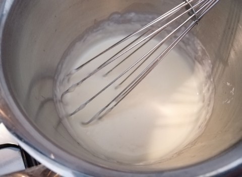 Flan di peperoni rossi con cuore crema e scaglie di Bitto di Valtellina e macchie di pesto