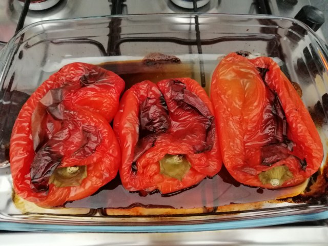 Flan di peperoni rossi con cuore crema e scaglie di Bitto di Valtellina e macchie di pesto