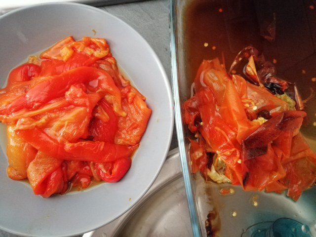 Flan di peperoni rossi con cuore crema e scaglie di Bitto di Valtellina e macchie di pesto