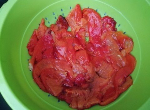 Flan di peperoni rossi con cuore crema e scaglie di Bitto di Valtellina e macchie di pesto