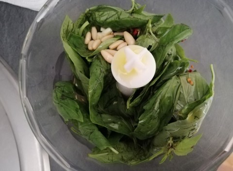 Flan di peperoni rossi con cuore crema e scaglie di Bitto di Valtellina e macchie di pesto