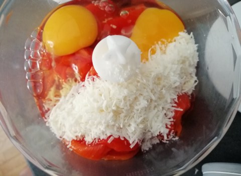 Flan di peperoni rossi con cuore crema e scaglie di Bitto di Valtellina e macchie di pesto