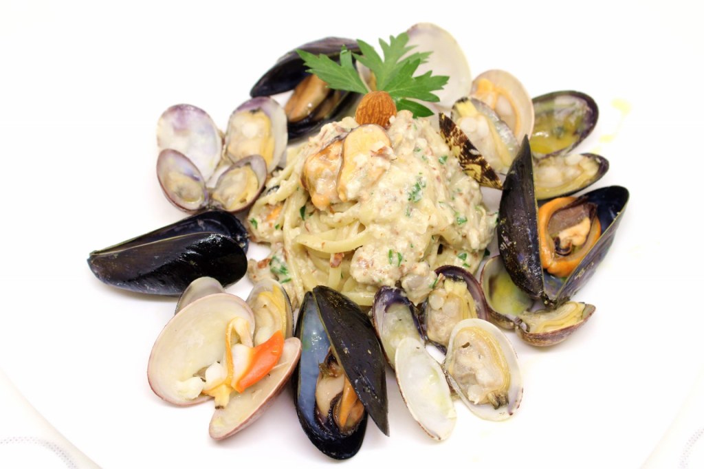 Linguine con pesto di mandorle e frutti di mare