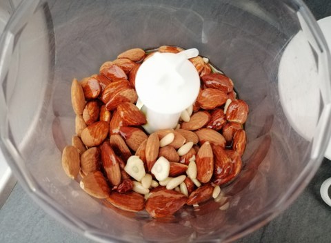 Linguine con pesto di mandorle e frutti di mare