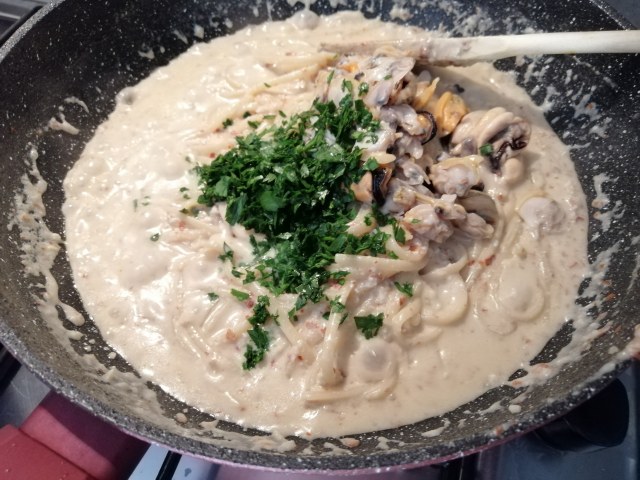 Linguine con pesto di mandorle e frutti di mare