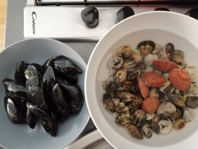 Linguine con pesto di mandorle e frutti di mare