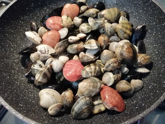 Linguine con pesto di mandorle e frutti di mare