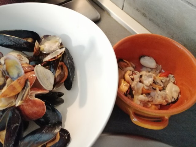 Linguine con pesto di mandorle e frutti di mare