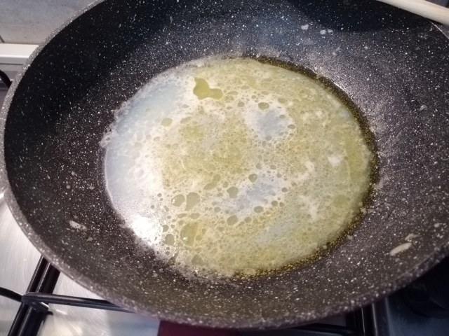 Linguine con pesto di mandorle e frutti di mare