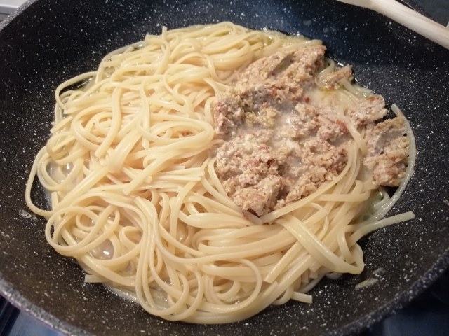 Linguine con pesto di mandorle e frutti di mare
