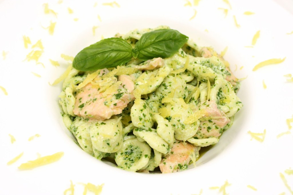 Orecchiette con pesto di rucola robiola salmone e limone della costiera amalfitana