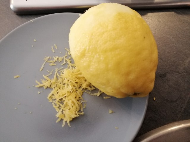 Orecchiette con pesto di rucola robiola salmone e limone della costiera amalfitana