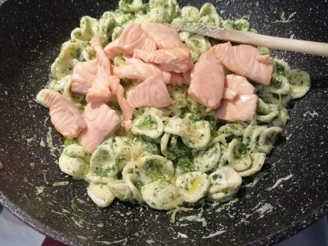 Orecchiette con pesto di rucola robiola salmone e limone della costiera amalfitana