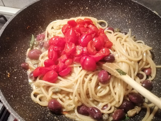 Spaghetti alla chitarra con datterini bottarga di tonno filetti di acciughe pinoli tostati olive nere capperi e pan grattato