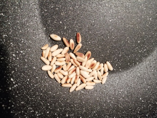 Spaghetti alla chitarra con datterini bottarga di tonno filetti di acciughe pinoli tostati olive nere capperi e pan grattato