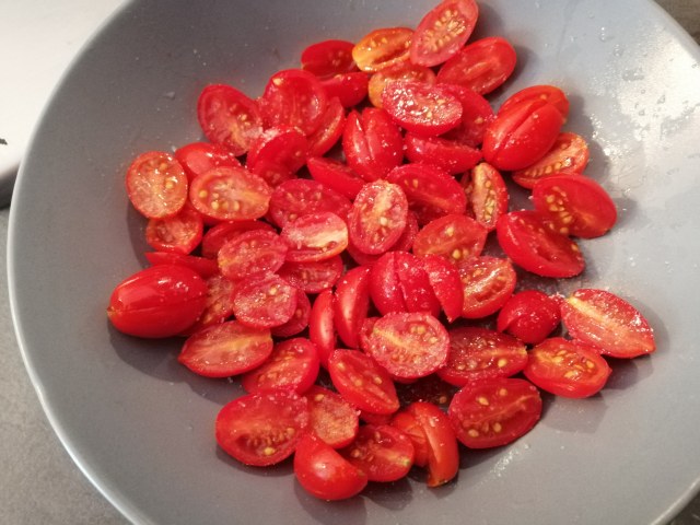 Spaghetti alla chitarra con datterini bottarga di tonno filetti di acciughe pinoli tostati olive nere capperi e pan grattato