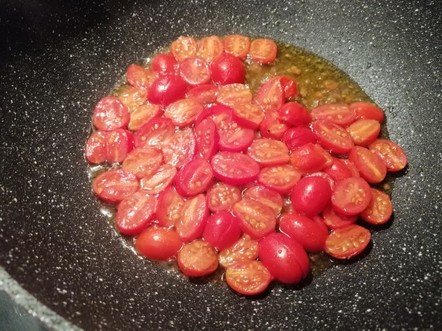Spaghetti alla chitarra con datterini bottarga di tonno filetti di acciughe pinoli tostati olive nere capperi e pan grattato
