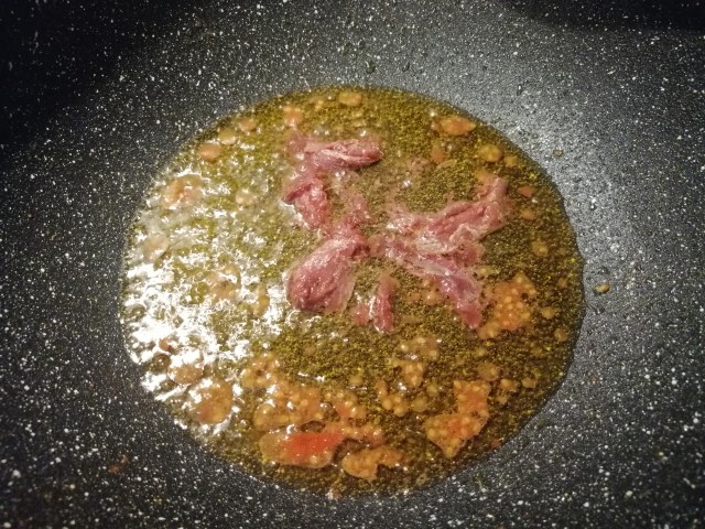 Spaghetti alla chitarra con datterini bottarga di tonno filetti di acciughe pinoli tostati olive nere capperi e pan grattato