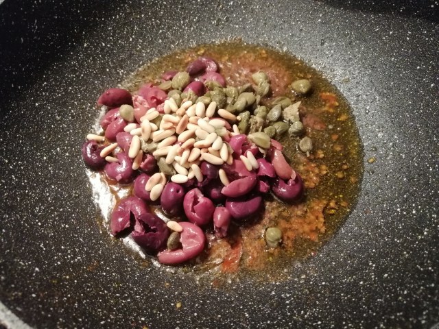 Spaghetti alla chitarra con datterini bottarga di tonno filetti di acciughe pinoli tostati olive nere capperi e pan grattato