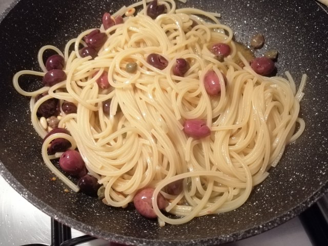 Spaghetti alla chitarra con datterini bottarga di tonno filetti di acciughe pinoli tostati olive nere capperi e pan grattato