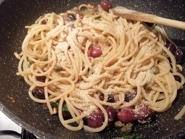 Spaghetti alla chitarra con datterini bottarga di tonno filetti di acciughe pinoli tostati olive nere capperi e pan grattato