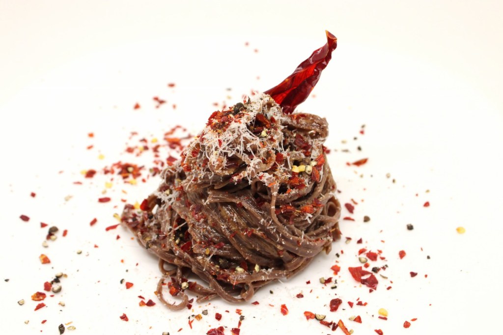 Trenette al cacao cacio e pepe con peperoni cruschi