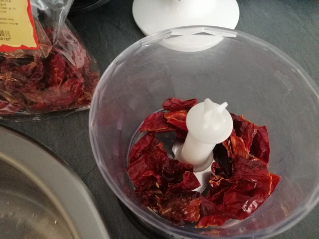 Trenette al cacao cacio e pepe con peperoni cruschi