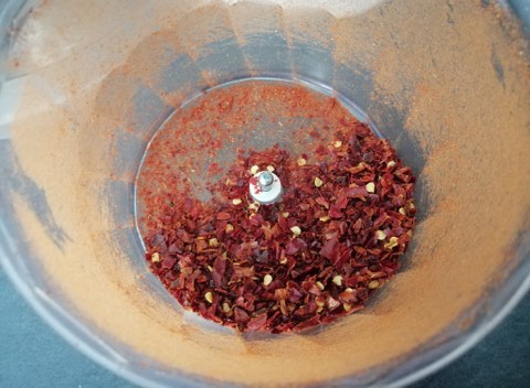 Trenette al cacao cacio e pepe con peperoni cruschi