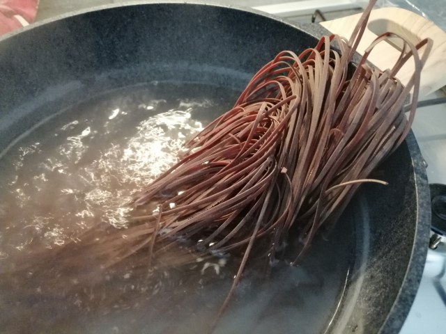 Trenette al cacao cacio e pepe con peperoni cruschi