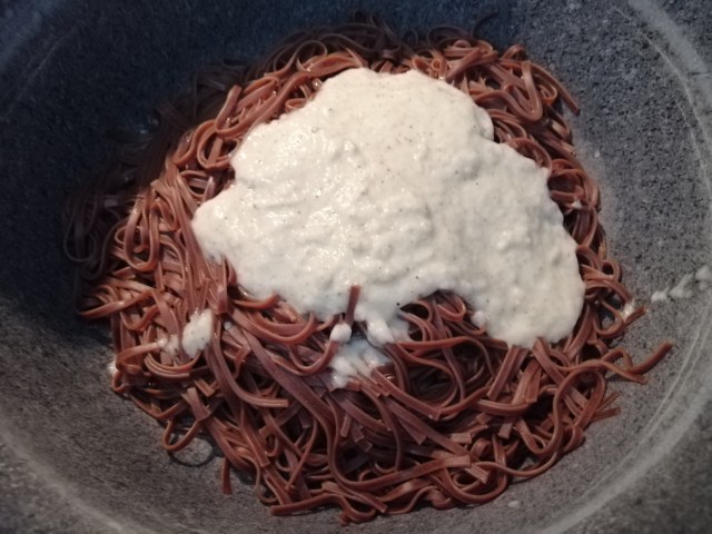 Trenette al cacao cacio e pepe con peperoni cruschi