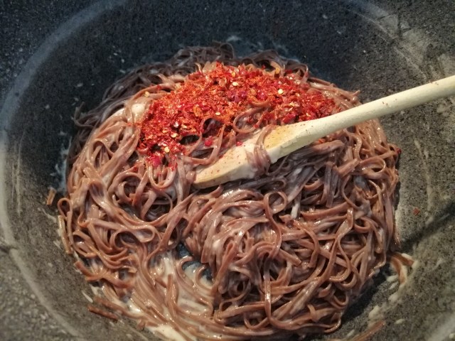 Trenette al cacao cacio e pepe con peperoni cruschi