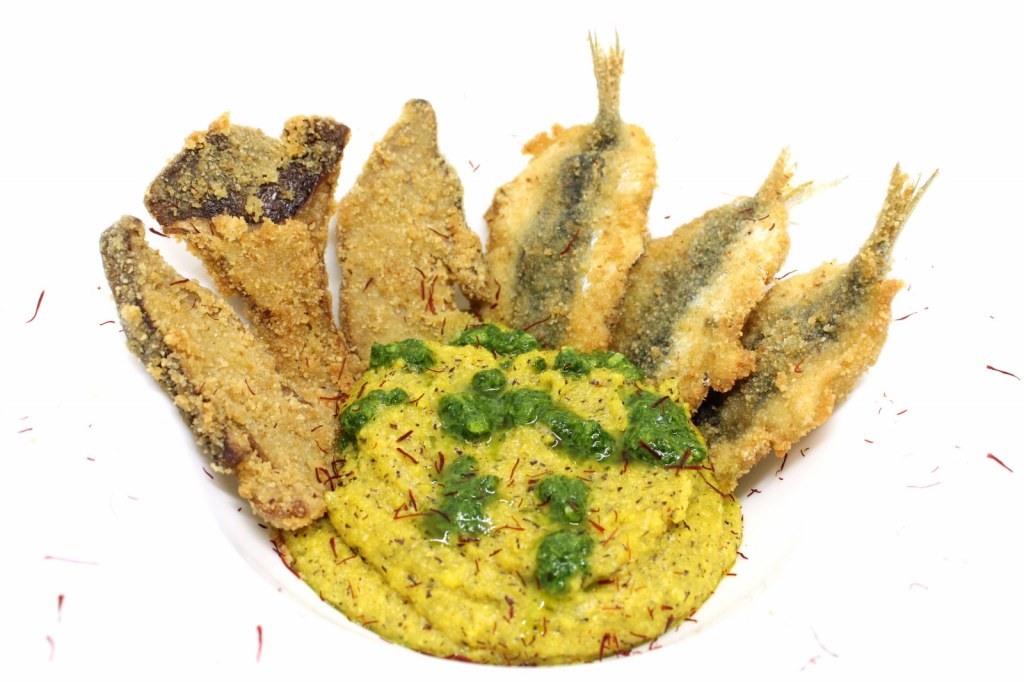 Sarde e cardoncelli fritti con polenta taragna allo zafferano e gremolada