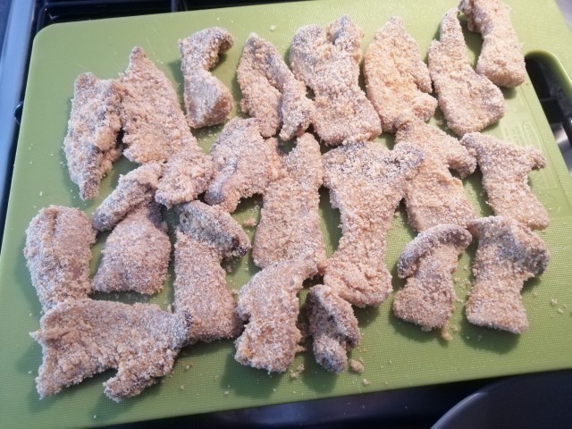 Sarde e cardoncelli fritti con polenta taragna allo zafferano e gremolada