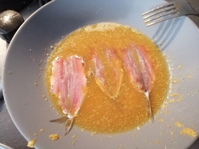 Sarde e cardoncelli fritti con polenta taragna allo zafferano e gremolada