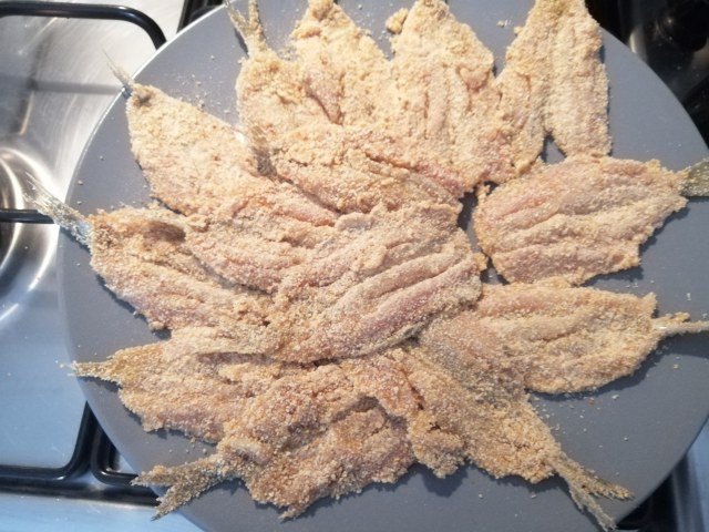 Sarde e cardoncelli fritti con polenta taragna allo zafferano e gremolada