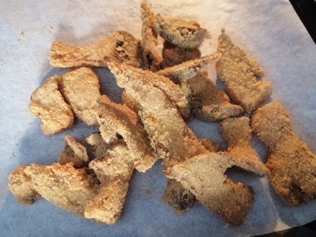 Sarde e cardoncelli fritti con polenta taragna allo zafferano e gremolada