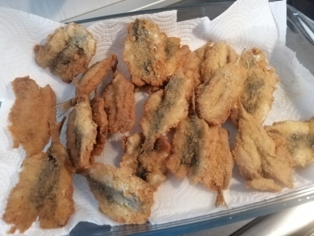 Sarde e cardoncelli fritti con polenta taragna allo zafferano e gremolada