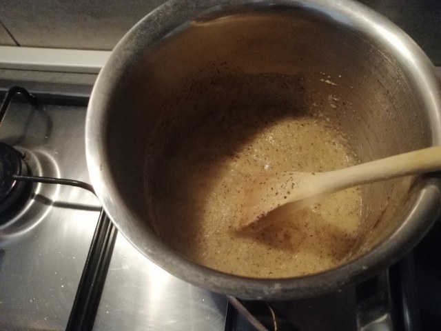 Sarde e cardoncelli fritti con polenta taragna allo zafferano e gremolada