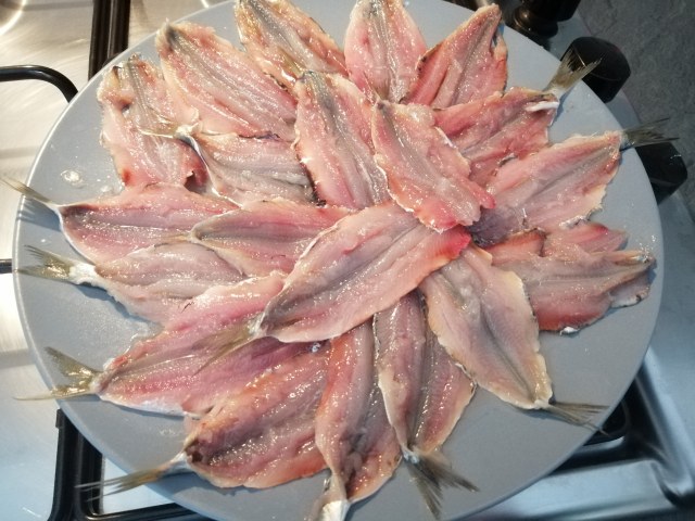 Sarde e cardoncelli fritti con polenta taragna allo zafferano e gremolada