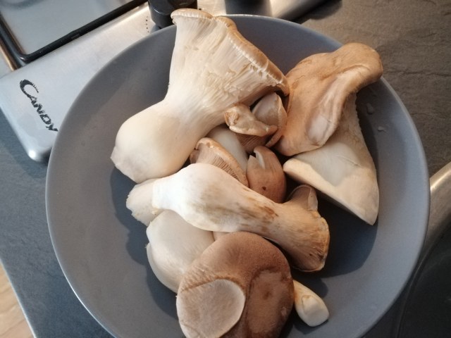 Sarde e cardoncelli fritti con polenta taragna allo zafferano e gremolada