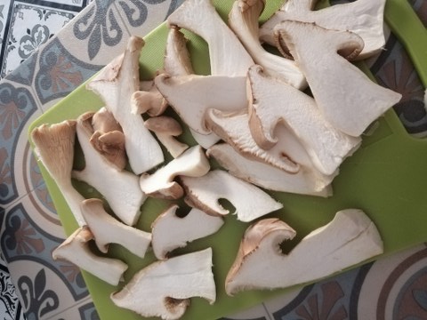 Sarde e cardoncelli fritti con polenta taragna allo zafferano e gremolada