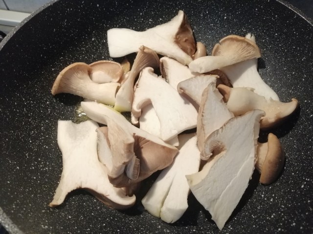 Sarde e cardoncelli fritti con polenta taragna allo zafferano e gremolada